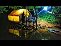 Camping hujan deras  di pinggir sungai membangun shelter mencari makan untuk di masak di hutan 