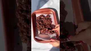منى بتحب الشوكليت كتير جربت اضيف عليها بلو بيري وبندق شوفو رأيها اخر الفيديو Recipe Chocolate 