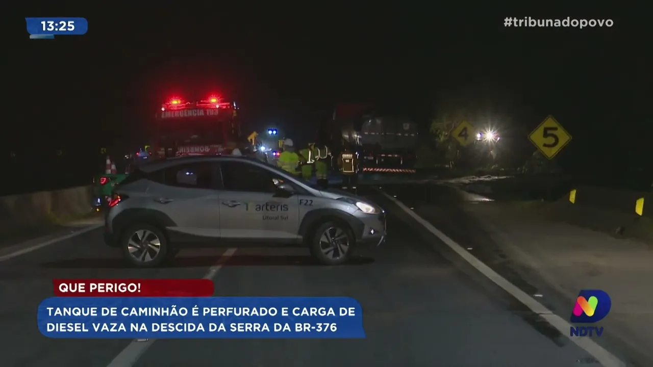 Que perigo! Tanque é perfurado e carga de diesel vaza na descida da serra da BR-376