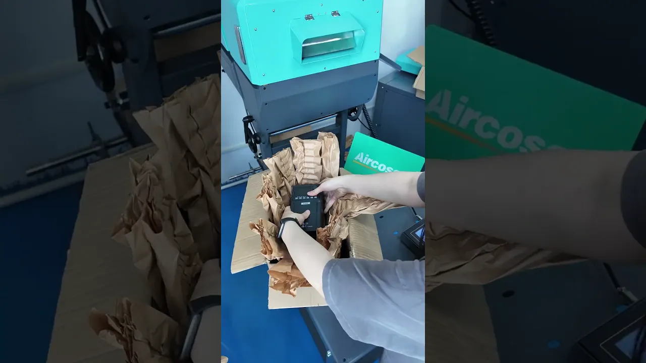 Consumível de embalagem reciclável. Almofadas de papel kraft duráveis para encomendas de grau industrial. Estrutura modular facilita a substituição rápida de peças.