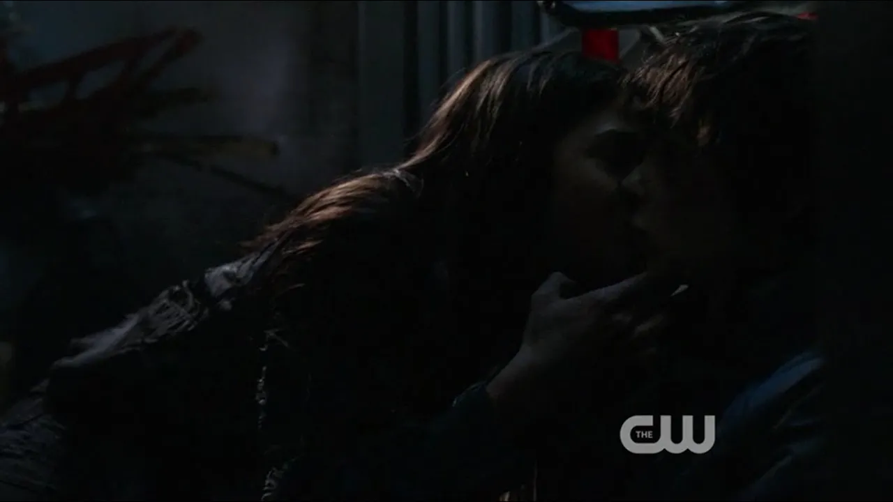 The 100 - Octavia and Jasper kiss 1x04