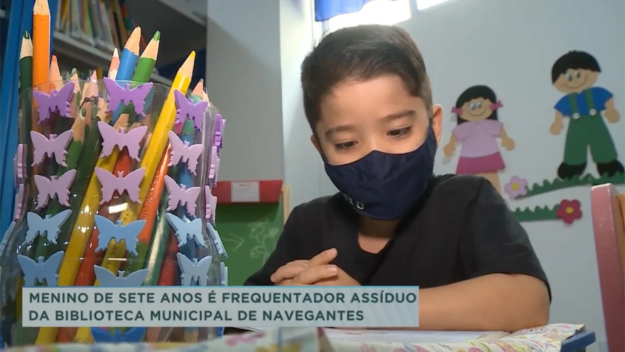 Aos 7 anos, menino de Navegantes já é leitor assíduo e apaixonado por livros