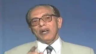 الدكتور مصطفى محمود عن وجود مخلوقات اخرى فى السماء 