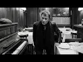 Une serveuse joue « Que je t’aime » — La foule rit… jusqu’à ce que Johnny Hallyday intervienne !