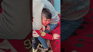 طفل يضرب ابره 