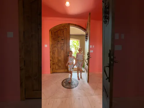Would you live in a completely pink house? 😅🦩