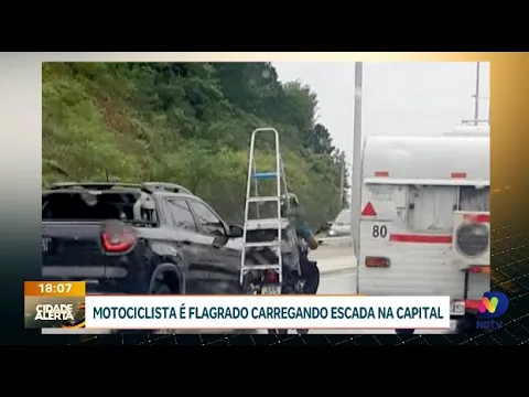 Irresponsabilidade no trânsito: motociclista é autuado por transportar escada na SC-401