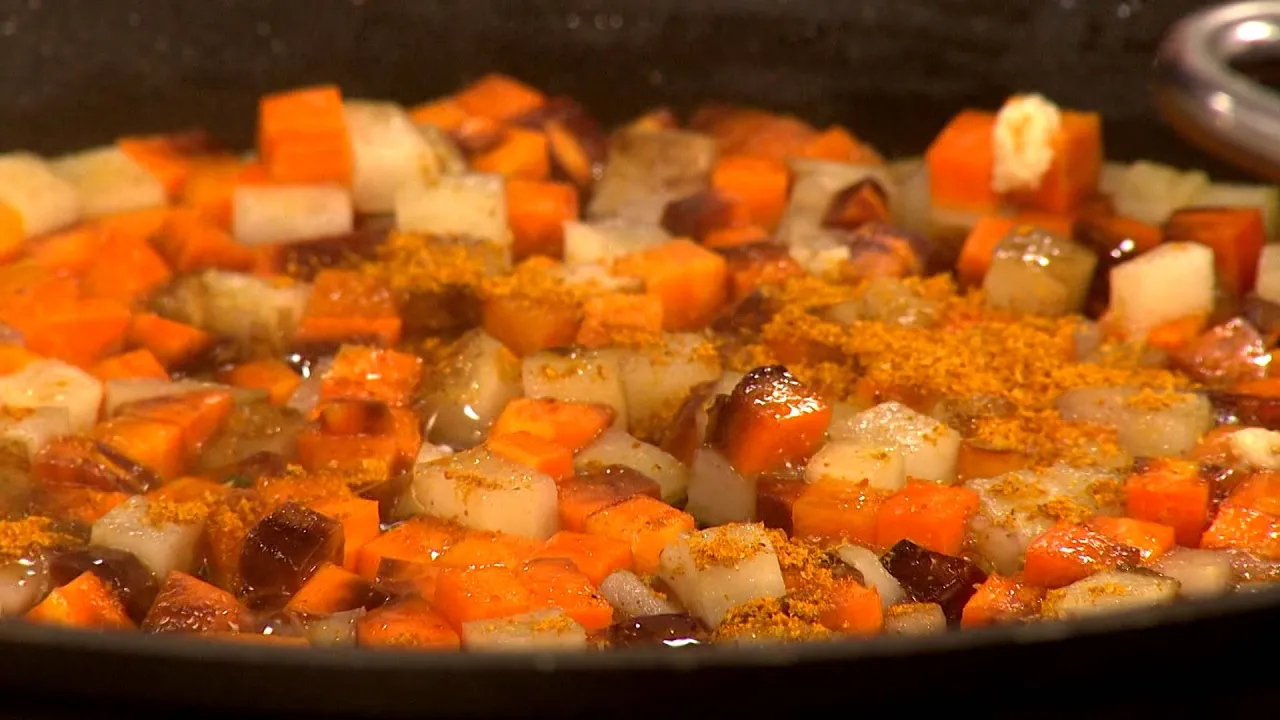 Erdäpfelroulade auf cremigem Scharzkohl (Paul Ivic)