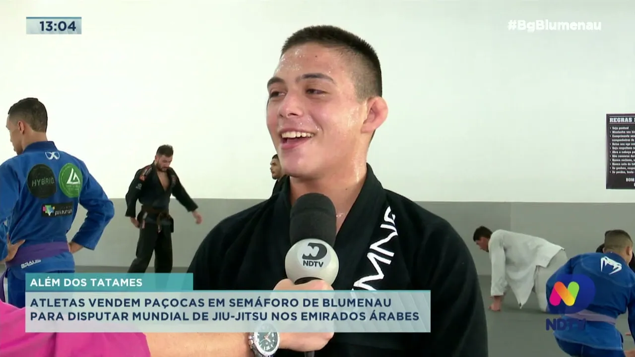 Atletas vendem paçocas em semáforo para disputar mundial de jiu-jitsu nos Emirados Árabes