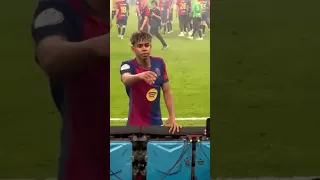 لامين يامال يطلب شعار برشلونة من مشجع عربي كأس السوبر Lamine Yamal Ask For Barcelona Flag Super Cup 