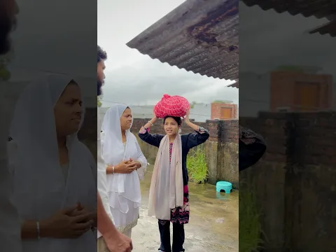 इतनी बारिश में माँ और बेटी कहा जायेंगी🥹 #foryou #shortsfeed #hearttouching #viral #sad #shorts
