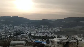 دمعة طفل مخباية ورا ضحكة شي بسيط فرحهم دندنها