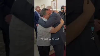 مشاهد ت نشر اول مرة للشهيد إسماعيل هنية وهو يواسي ابنه عبد السلام عقب تلقيه نبأ استشهاد إخوانه 