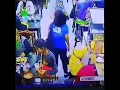 Download Lagu Viral PERHATIKAN, apa yang dilakukan oleh ibu baju biru ini