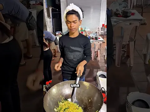 El cocinero no puede dejar su cabello quieto #shortvideo