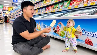 Baby Monkey Ri Ri Tries Ice Cream for the First Time and His Reaction Makes Dad Laugh Nonstop