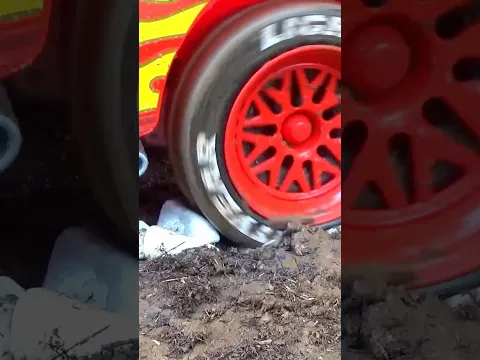 ¡Las piedras pueden ayudar a McQueen a salir! 🪨🚗