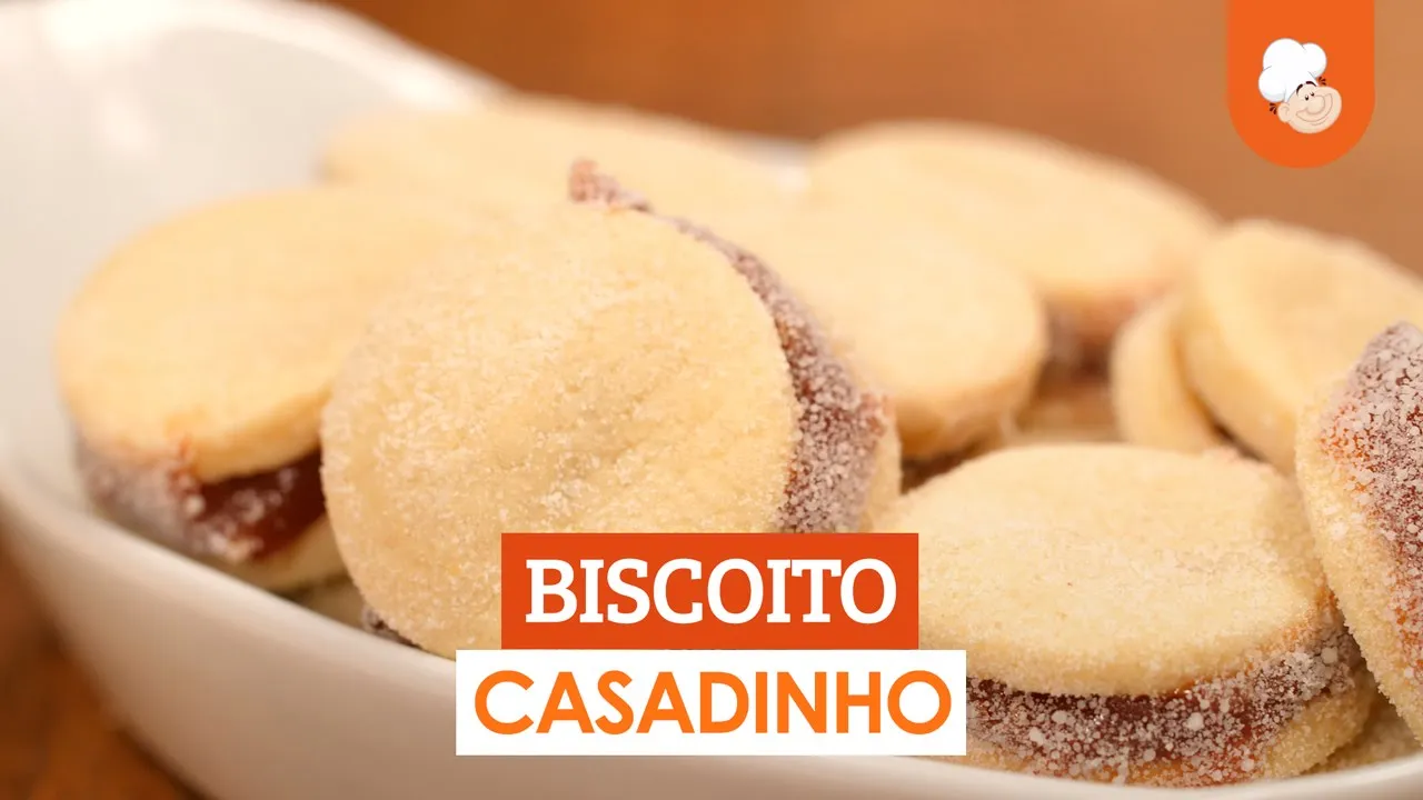 Aprenda como fazer biscoitos (cookies) de natal macios e crocantes, e que mantém a forma mesmo depoi. 