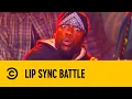 Download Lagu Kevin Hart Crowd Surfs For His Performance Of \