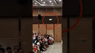 تجربة طائرة ورقية داخل قاعة المحاضرات وتحدي للجاذبية Shorts 