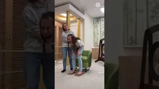فتاة تقف على مسامير صعب جداا دندنها