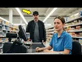 Vermomde miljonair komt zijn winkel binnen en vindt de kassière huilend… de waarheid schokt