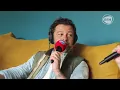 Christophe Maé invite l'équipe du 16/20 chez lui et chante "belle demoiselle" en live.
