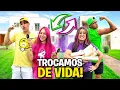 Download Lagu TROCAMOS NOSSAS VIDAS POR 24 HORAS *Como é viver a vida do outro ?