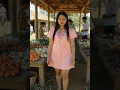 mooi meisje dat winkelt op een traditionele Indonesische markt