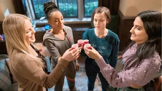 ٤ بنات بيقرروا يدوروا علي اوسم شباب في الجامعة علشان يرتبطوا بيهم باي طريقة 