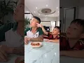 Schattige jongen maakt grap met vader met chocoladeT#3681