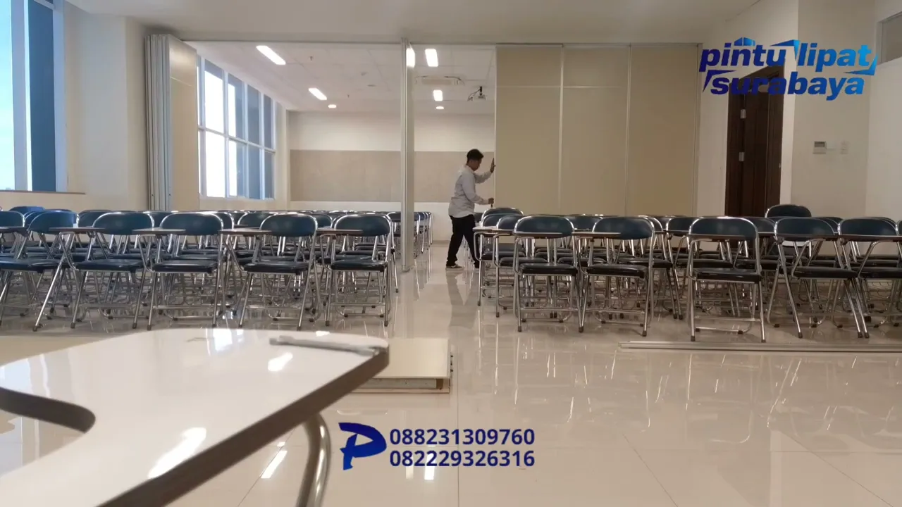 Instalasi Pintu Partisi Geser Ruang Kelas UNAIR Surabaya