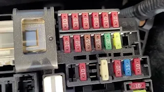 كيفية تحديد موقع صندوق المصاهر في تويوتا كورولا موديلات 2008 2009 2010 2011 2012 2013 2015 