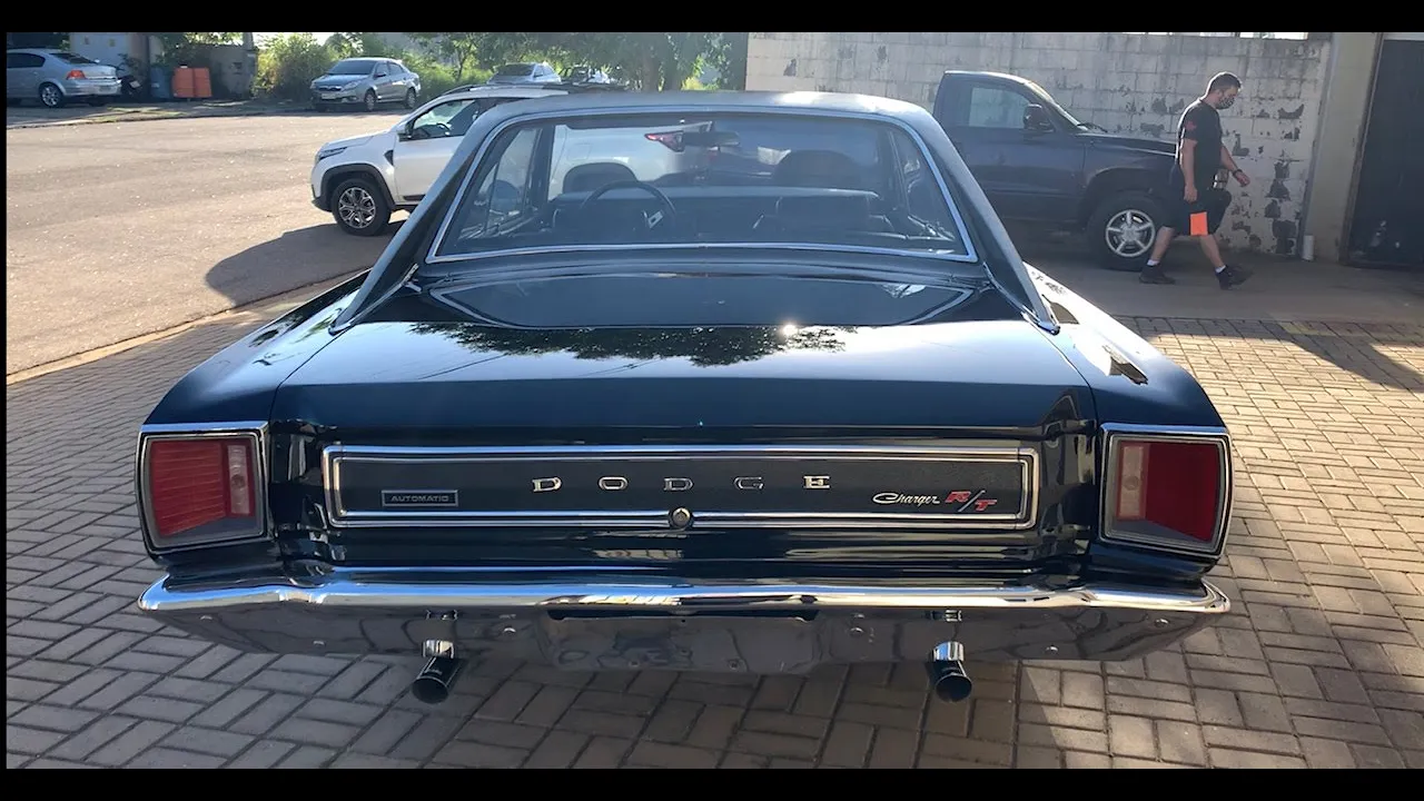 Um monte de carros antigos e em restauração ! Dodge, Chevrolet, VW, etc !