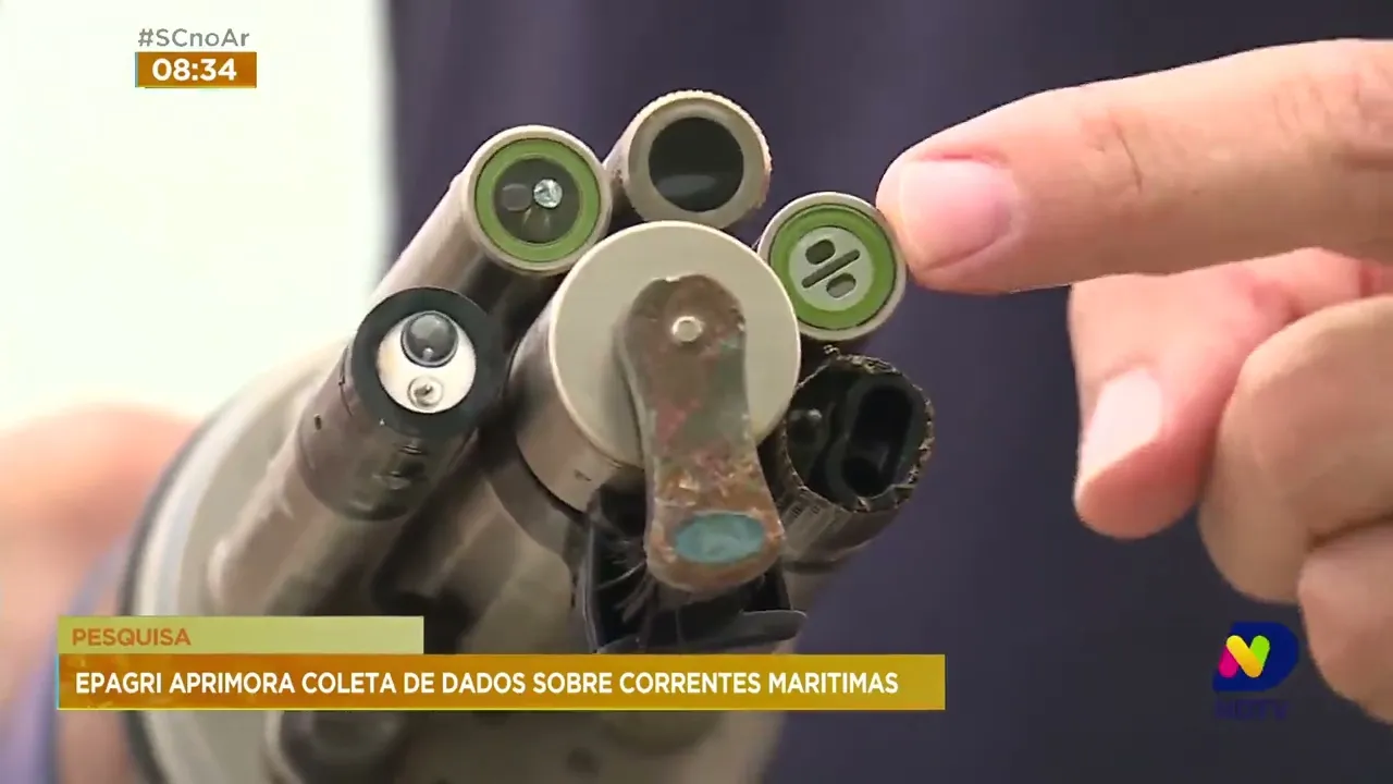 Pesquisadores da Epagri realizam a coleta de dados sobre correntes marítimas com GPS