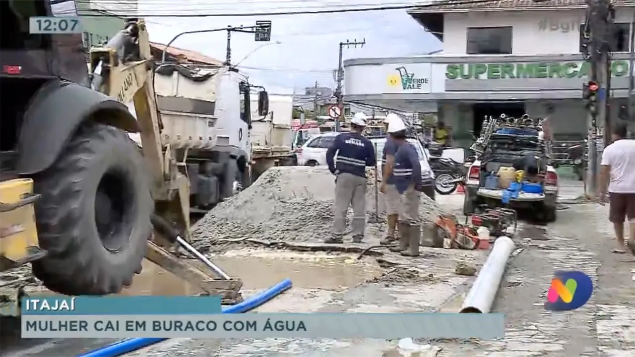 Mulher cai emburaco com água no bairro Cordeiros em Itajaí