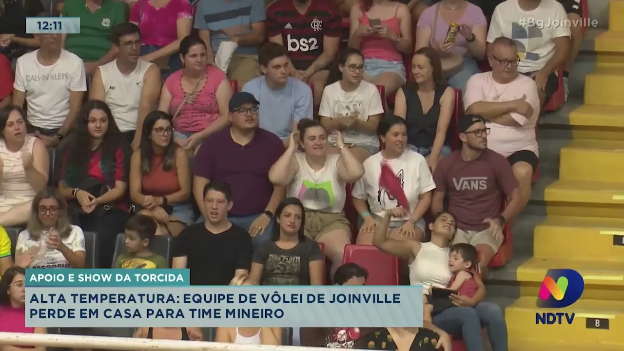 Apoio e show da torcida. Equipe de vôlei de Joinville perde em casa para time mineiro