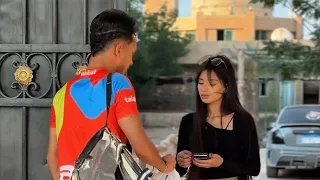 جتلكم بفكره ( شاب يوصل طلبات يخدع بنت في تلفونها ) 