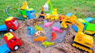 รถก่อสร้างช่วยกันทำสระน้ำเลี้ยงปลา Toy construction vehicles working together to build a fish pond
