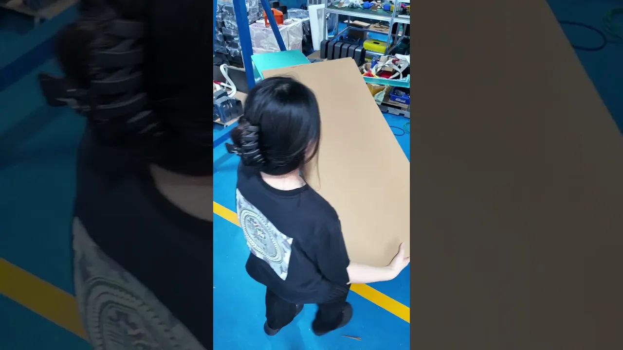 Vergessen Sie den billigen Verkauf überschüssiger Kartons an Recycler. Der Kartonzerkleinerer-Expander verwandelt ungenutzte Kartons in brauchbares Polsterpapier.