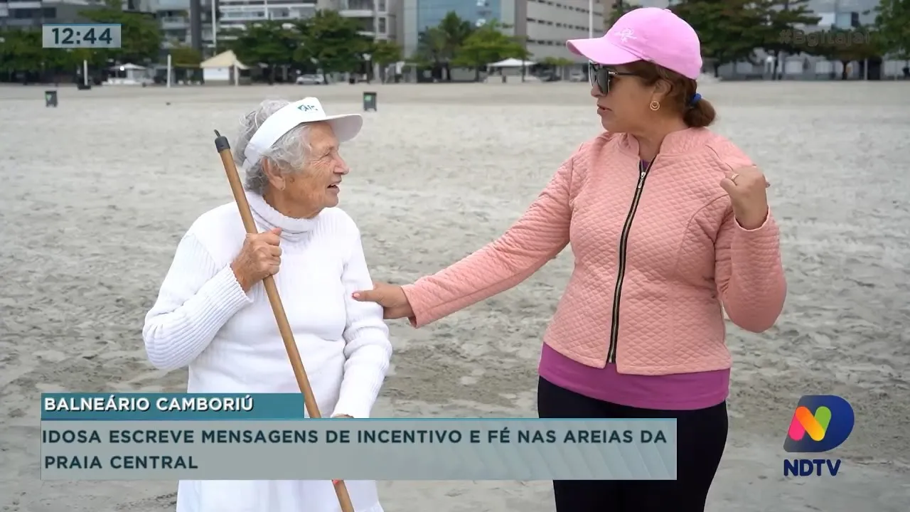 Idosa escreve mensagens de incentivo e fé nas areias da praia Central de Balneário Camboriú