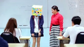 بنت بتغطي رأسها بصندوق من صغرها علشان مفكره نفسها قبيحة بس لما بتقلع الصندوق الكل بيتفاجي من شكلها 