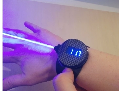 LaserWatch inspirado en Bond (hecho a sí mismo, incluidos algunos trucos láser ardientes)