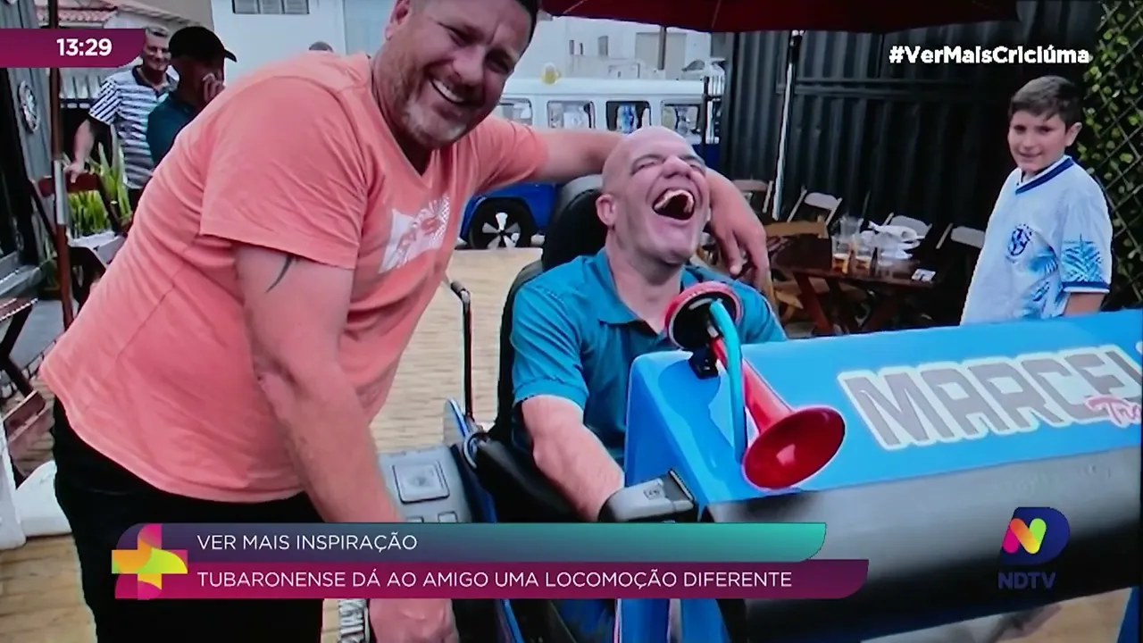 Emocionante: tubaronense constrói para o amigo uma cadeira de rodas mais que especial