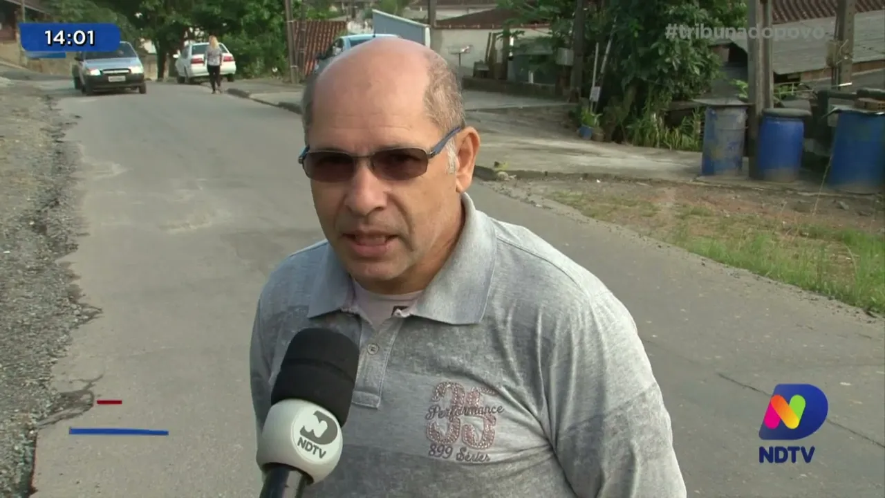 Obras de saneamento básico, que cortam o asfalto da cidade, trazem transtornos