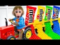 Download Lagu Monyet Bon Bon Imut membeli botol susu raksasa dari mesin penjual otomatis di taman