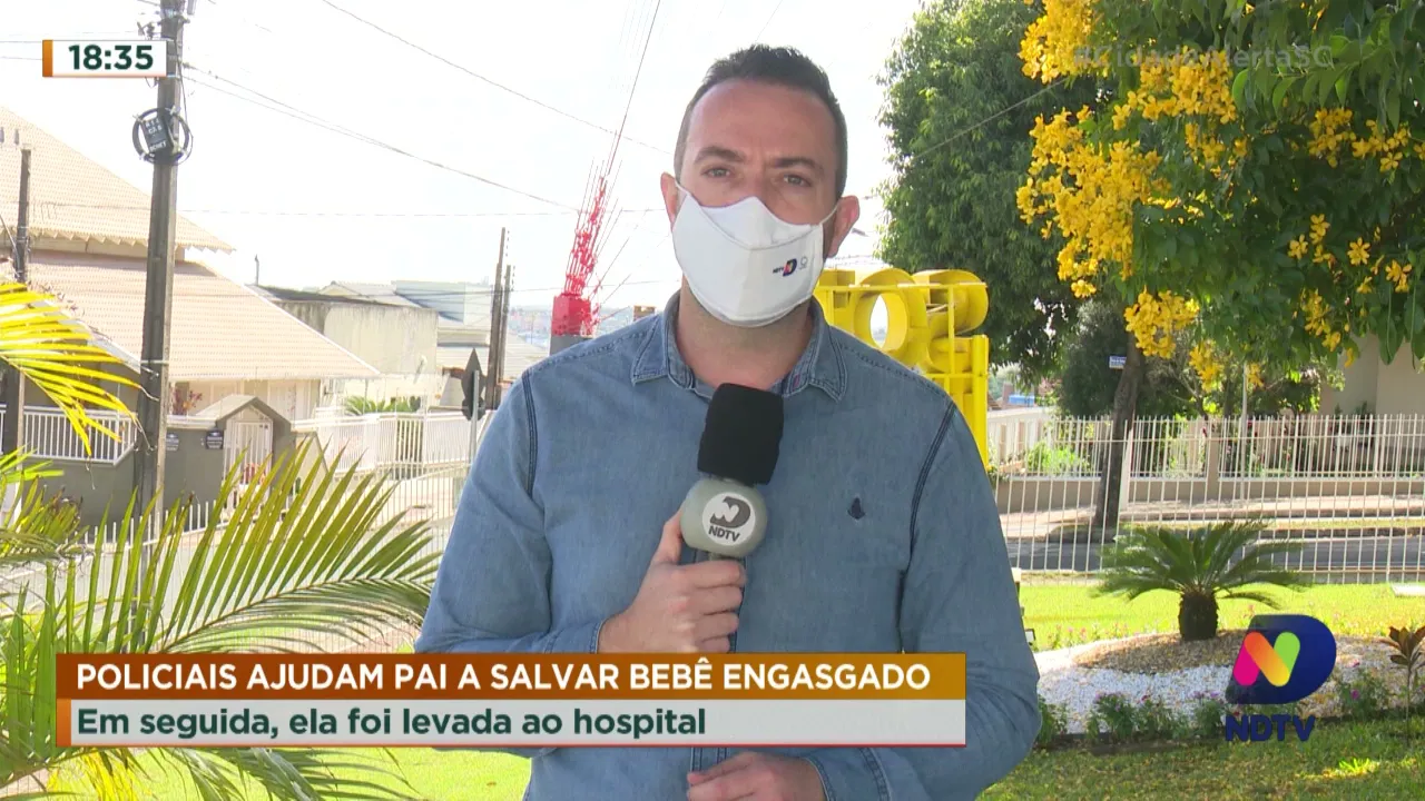 Policiais ajudam pai a salvar bebê engasgado