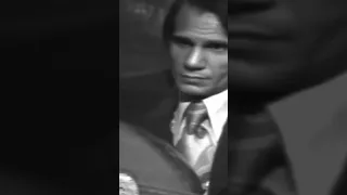 عبد الحليم حافظ يعزف على العود 