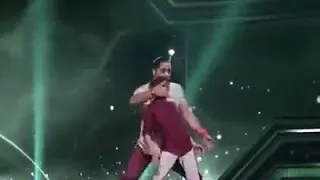 اغنيه انا عارف اني مختلف شاب اعمي يرقص مع ابوه 