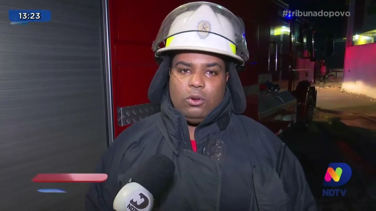 Carro fica destruído após pegar fogo e incêndio em vegetação mobiliza bombeiros em Joinville